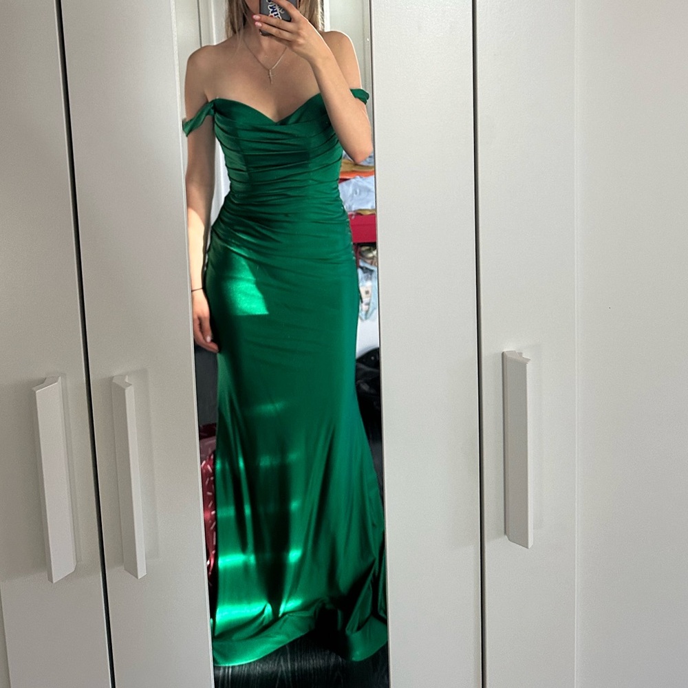 Emerald Green Jovani Dress. Size 0. Built in cups placed.